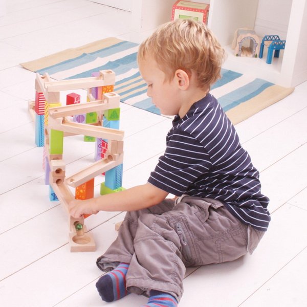 Bigjigs Toys Drevená farebná guličková dráha, 53 dielikov