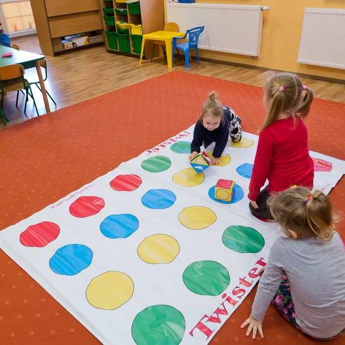 Mega skákacia podlahová hra Twister, 210x135 cm
