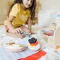Melissa & Doug Drevený sendvičový pult, 56 ks