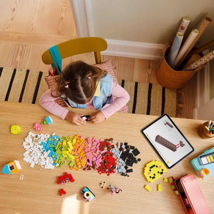 Lego Classic 11042 Kreatívna veselá krabička, 680 ks