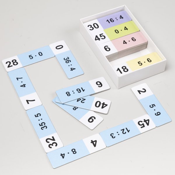Matematické domino Násobenie a delenie číslom 4 a 5, 50 kariet
