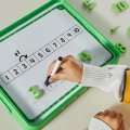 Learning Resources Magnetická tácka aktivít Čísla a tvary